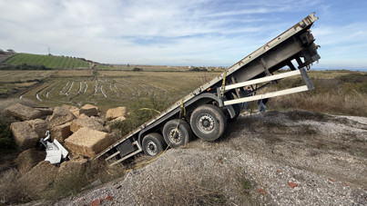 Saman yüklü TIR kabinini ezdi: Sürücü kurtarılamadı