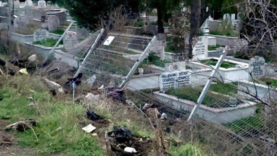 Alkollü sürücü mezarlığa daldı: Mezarlara zarar verdi