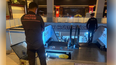 AVM’de feci kaza: Küçük kızın parmağı yürüyen merdivende koptu