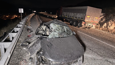 Bariyerleri aşıp TIR’a çarptı: 4 kişi yaralandı