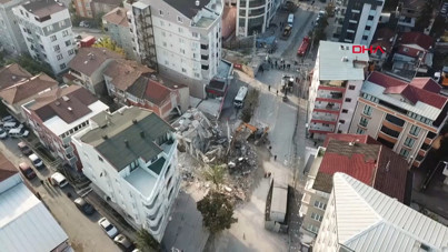Gebze'de yıkılan binanın enkaz kaldırma çalışmaları havadan görüntülendi
