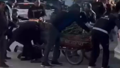 Seyyar satıcı, arabasını zabıtaya vermemek için direndi