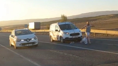 Trafiği durdurdu, soyundu, araçların üzerine atladı