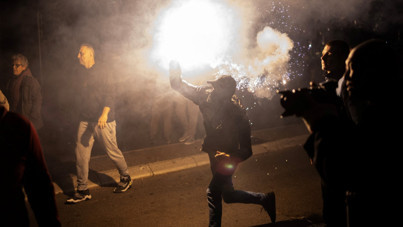 Sırbistan kaynıyor: Parlamento yakınında ağır çatışma