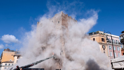 Tarihi yapı çöktü: Bir işçi ağır yaralandı