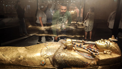 Maskesi de tabutu da altından