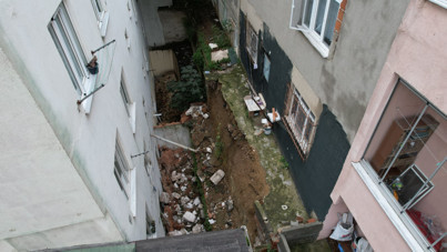 İstinat duvarı çöktü, binalarda çatlaklar oluştu