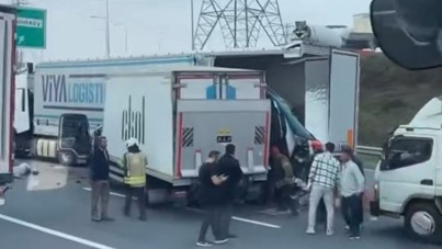 Otoyolda feci kaza: Geri manevra yapan TIR'a kamyon çarptı