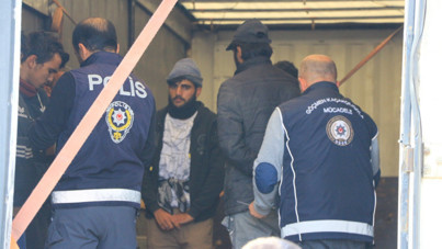 Polis çevirdi, dorseden 11 kaçak çıktı