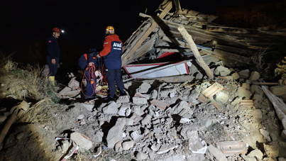 Şans eseri boştu: İki katlı bina bir anda çöktü