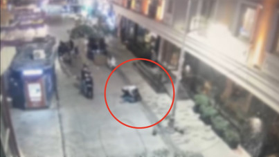 Bankta oturuyordu, bir anda her şeyini kaptırdı