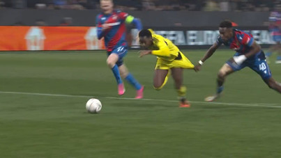 Fenerbahçe Plzen'de penaltı bekledi, Hollandalı hakemin kararı çıldırttı!