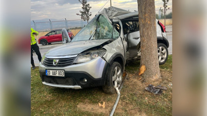Ağaca çarpan otomobil ikiye bölündü: Genç kadın hayatını kaybetti
