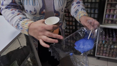 Pamuk şeker yiyen çocuk köpük kustu