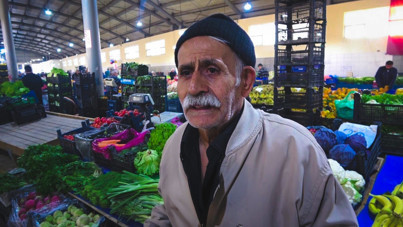 'Ekmek daha pahalı' dedi, türkü söyledi: Yiğit muhtaç olmuş kuru soğana