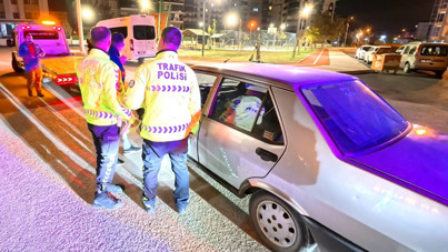 Hareketli gece: Polisi peşine taktı, aracı bırakıp kaçtı
