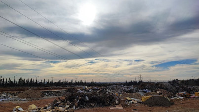 Boş arazide çöp tepeleri: Her gün ateş yakıyorlar