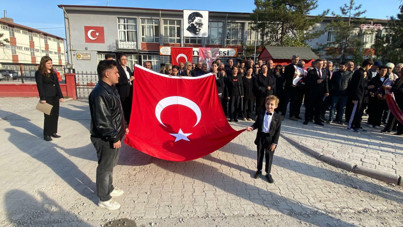 CHP'liler Atatürk'ü lise önünde andı: Tatille gölgeleyemezsiniz
