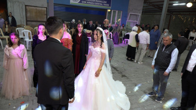 Gelin ve damat düğünü yarıda kesip Atatürk'ü andı