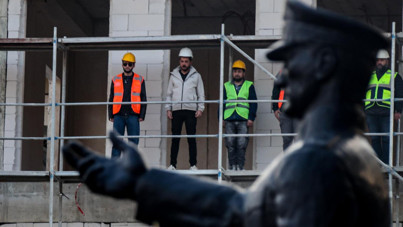 İnşaat işçileri iskelede Ata’ya saygı duruşunda