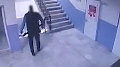 Okul müdürü, otizmli öğrenciyi merdivenlerden itti