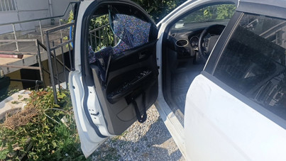 Çocuk otomobilin camını kırdı, içindeki 50 bin TL'yi çaldı