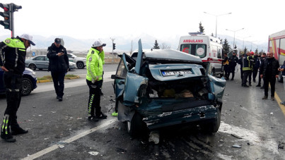 Freni boşalan kamyon zincirleme kazaya neden oldu