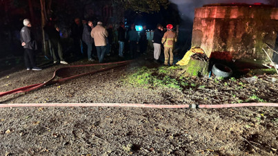 Yıldırım garaja isabet etti, iki araç kül oldu