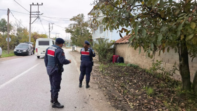 Yol kenarına bırakılan valizler ile çantadan kıyafet ve ev eşyası çıktı