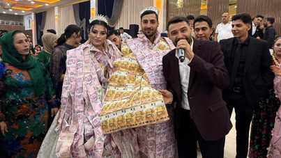 Düğünde gelin ve damada paradan yelek giydirip, taç taktılar