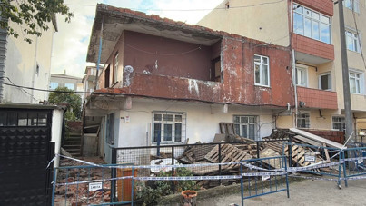 Gebze'de balkon duvarının bir bölümü yıkılan 2 katlı bina boşaltıldı