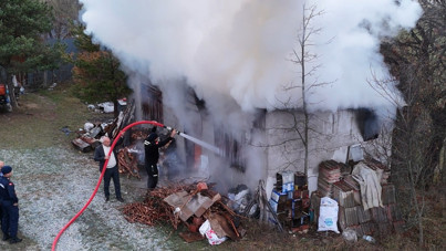 Sobaya su yerine benzin dökünce çıkan yangında yaralandı