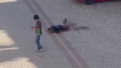 Annesiyle gönül ilişkisi olduğunu iddia ettiği kişiyi 22 bıçak darbesiyle öldürdü