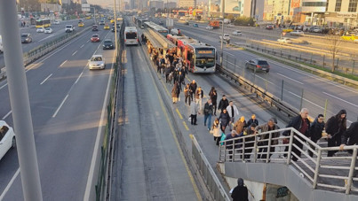 Tekerlekli sandalyeyle metrobüs yoluna düşen yolcu öldü