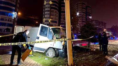 Malatya’da gece yarısı feci kaza: Minibüs direğe çarptı, sürücü öldü
