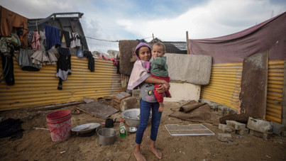 On binlerce kişi yağmur altında kalan çadırlarda kışı bekliyor
