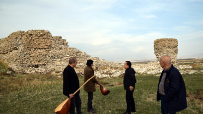 40 yıl önce yüzdükleri yerde çimlere oturdular, türkü söylediler