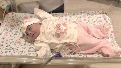 465 gram doğdu, hayata tutundu