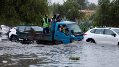 Sel felaketi şehri vurdu: Araçlar yolda kaldı