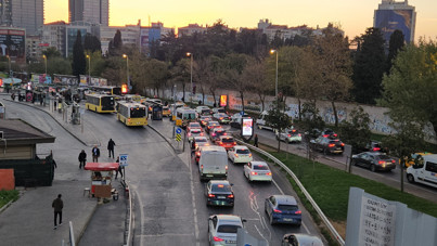 Ara tatil bitti, okullar açıldı: İstanbul'da trafik kilitlendi