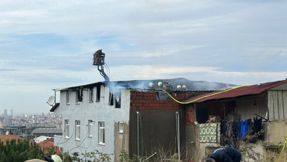 Çatı alev aldı, mahalleli fark etti