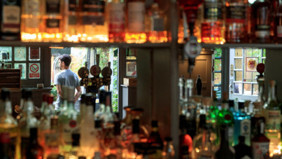 Tek başına içki içenlere yasak getirdi