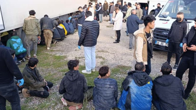 TIR'ın dorsesinde 28 düzensiz göçmen yakalandı