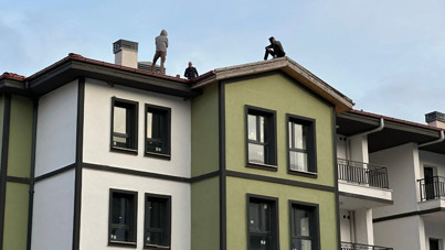 TOKİ işçileri ücretleri için çatıda eylem yaptı