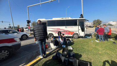 Antalya'da yolcu midibüsü ile otomobil çarpıştı: 4 yaralı