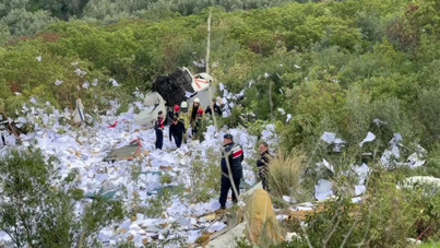 Tır uçurumdan yuvarlandı, kağıtlar her yere saçıldı: 2 ölü