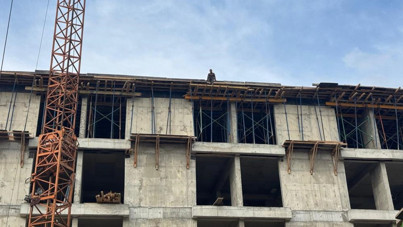 Maaş alamayan işçiler çatıya çıktı: İçeride 3,5 milyon liramız var