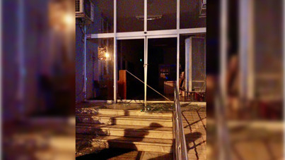 İzmir’de belediye binasına taşlı saldırı