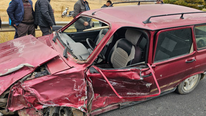 İki otomobil çarpıştı: 2'si ağır, 4 yaralı