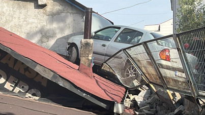 Kontrolden çıkan araç evin çatısına uçtu